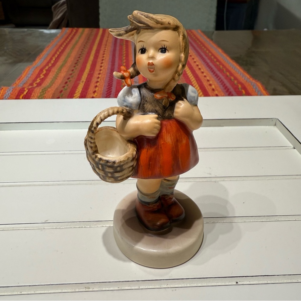 VTG Goebel Germany 5" Hummel Figurine "Little Shopper" #96 TMK 6 signed in 1980